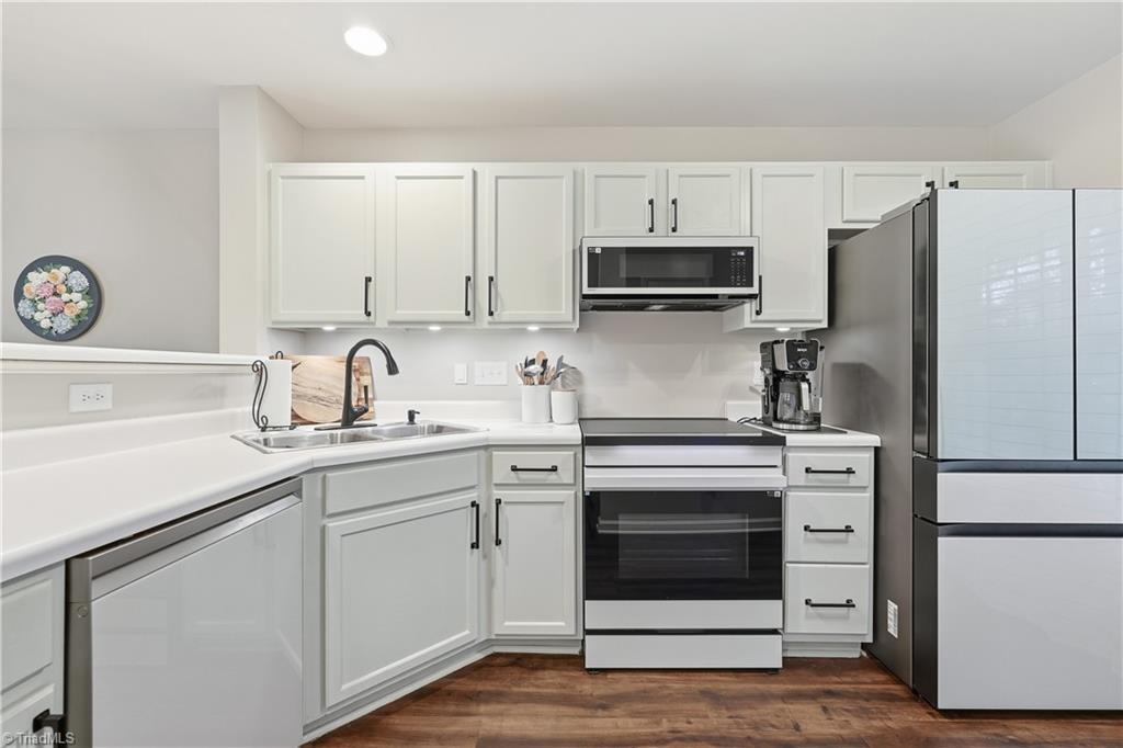 Greensboro, North Carolina 27410, United States, 2 Bedrooms Bedrooms, ,3 BathroomsBathrooms,Residential,Active,233570