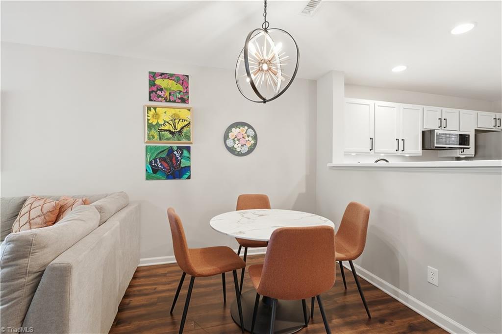 Greensboro, North Carolina 27410, United States, 2 Bedrooms Bedrooms, ,3 BathroomsBathrooms,Residential,Active,233570