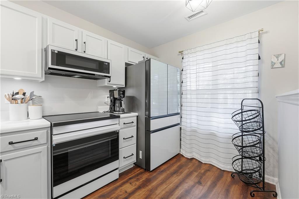 Greensboro, North Carolina 27410, United States, 2 Bedrooms Bedrooms, ,3 BathroomsBathrooms,Residential,Active,233570