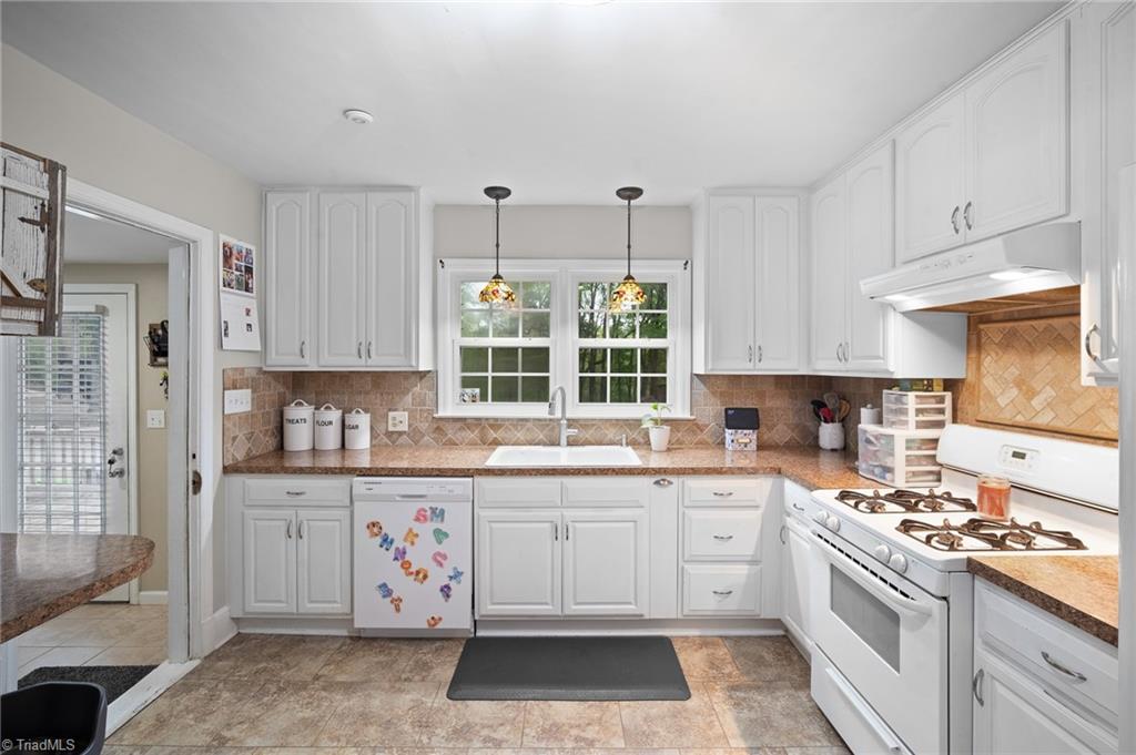 Winston-Salem, North Carolina 27127, United States, 2 Bedrooms Bedrooms, ,2 BathroomsBathrooms,Residential,Pending,136096