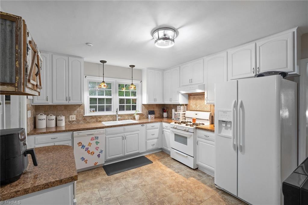 Winston-Salem, North Carolina 27127, United States, 2 Bedrooms Bedrooms, ,2 BathroomsBathrooms,Residential,Pending,136096