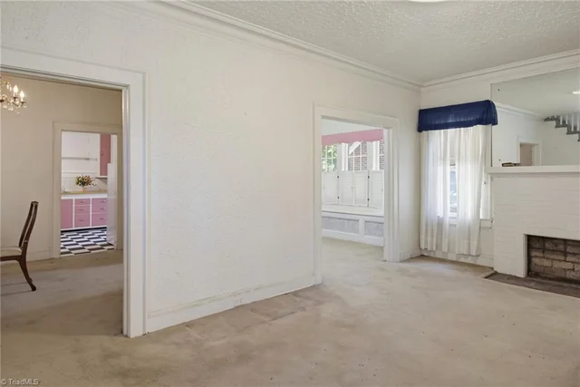 811 E Lexington Avenue, photo 4 of 31