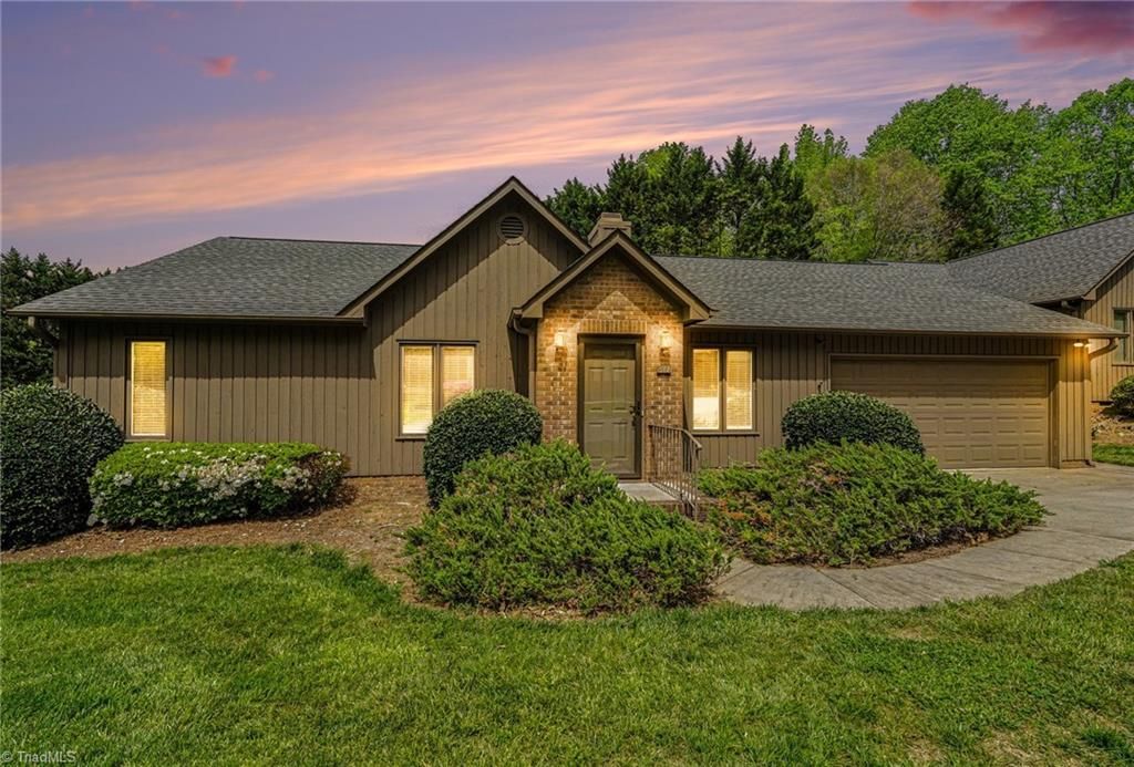 Photo of 572 Ridgehaven Drive, Winston-Salem, NC 27104 (MLS # 1215966)