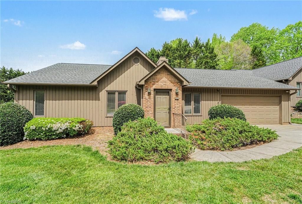 Photo of 572 Ridgehaven Drive, Winston-Salem, NC 27104 (MLS # 1215966)