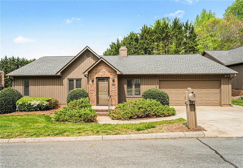 Photo of 572 Ridgehaven Drive, Winston-Salem, NC 27104 (MLS # 1215966)