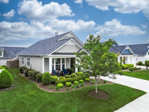 Homes For Sale - 5127 Garnet Hill Drive<br/> Clemmons, NC 27021
