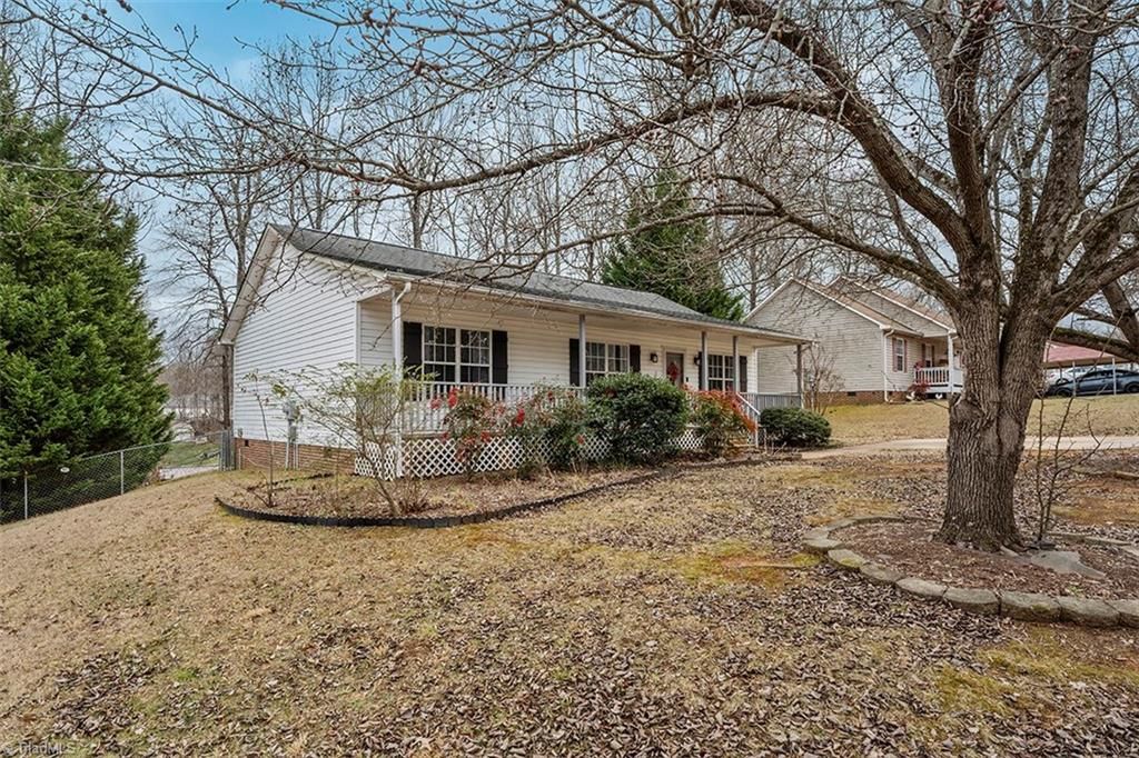Photo of 113 Falling Creek Drive, Thomasville, NC 27360 (MLS # 1207869)