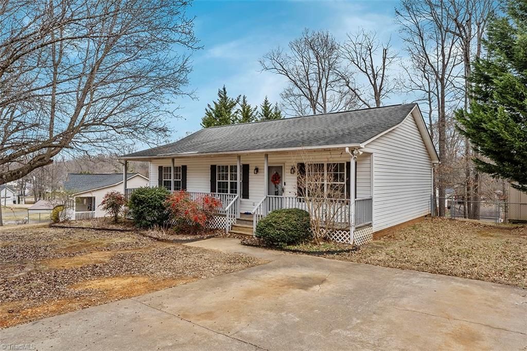 Photo of 113 Falling Creek Drive, Thomasville, NC 27360 (MLS # 1207869)