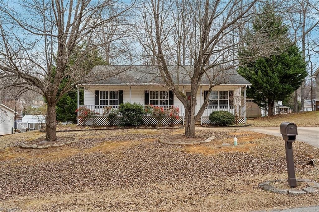 Photo of 113 Falling Creek Drive, Thomasville, NC 27360 (MLS # 1207869)