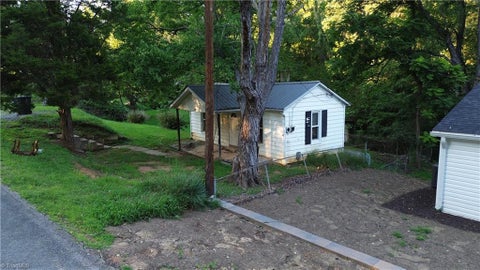 Homes For Sale - 129 Old Linville Road<br/> Kernersville, NC 27284