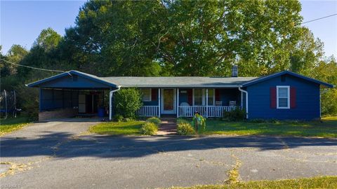Photo of 2112 Nc Highway 67, Jonesville, NC 28642 (MLS # 1198704)