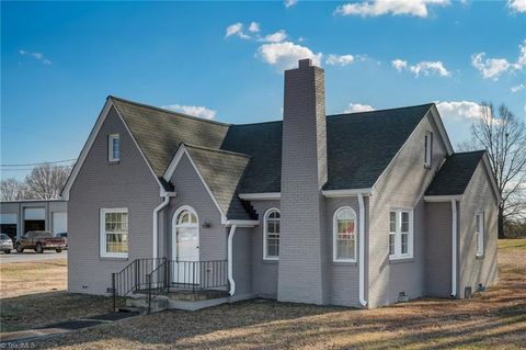 Homes For Sale - 148 E Meadow Road<br/> Eden, NC 27288