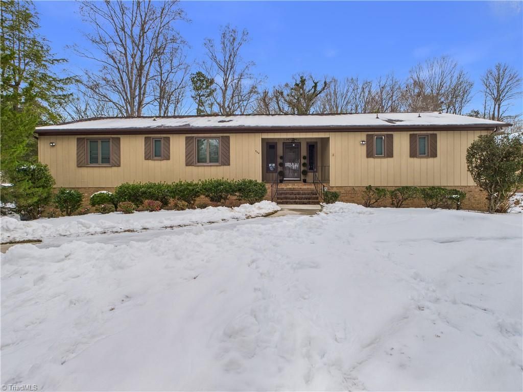 Photo of 904 Fairidge Drive, Jamestown, NC 27282 (MLS # 1208122)