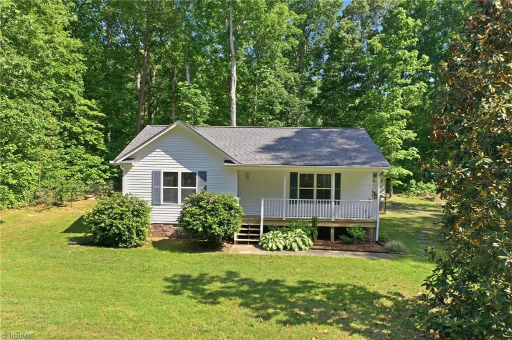 Photo of 2802 Oak Pointe Lane, Mebane, NC 27302 (MLS # 1219054)