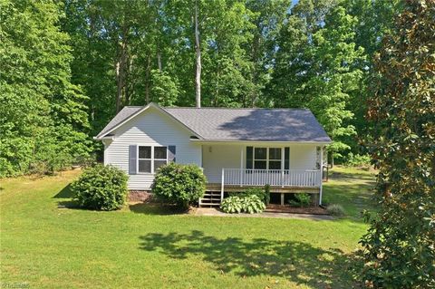 Homes For Sale - 2802 Oak Pointe Lane<br/> Orange County, Mebane, NC 27302
