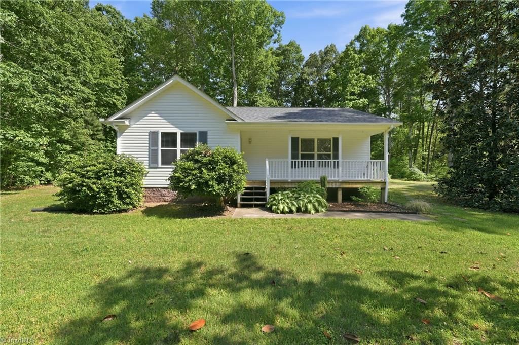 Photo of 2802 Oak Pointe Lane, Mebane, NC 27302 (MLS # 1219054)