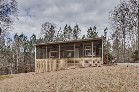 Homes For Sale - 404 Kennedy Farm Road<br/> Randolph County, Trinity, NC 27370