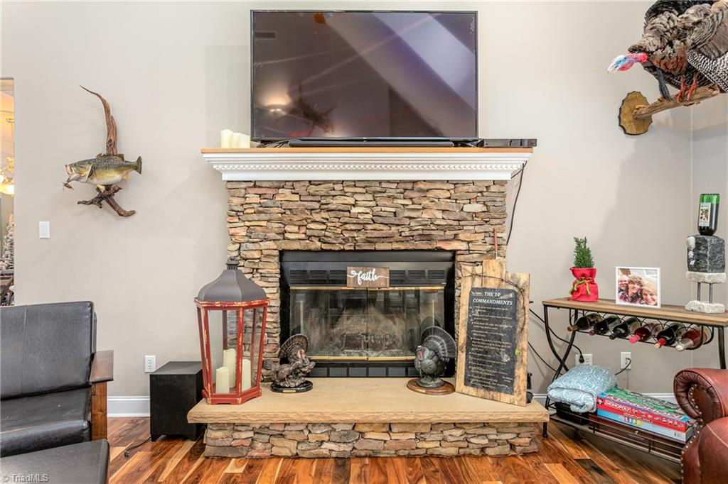 Photo 6 of 43 of 131 Hines Road house