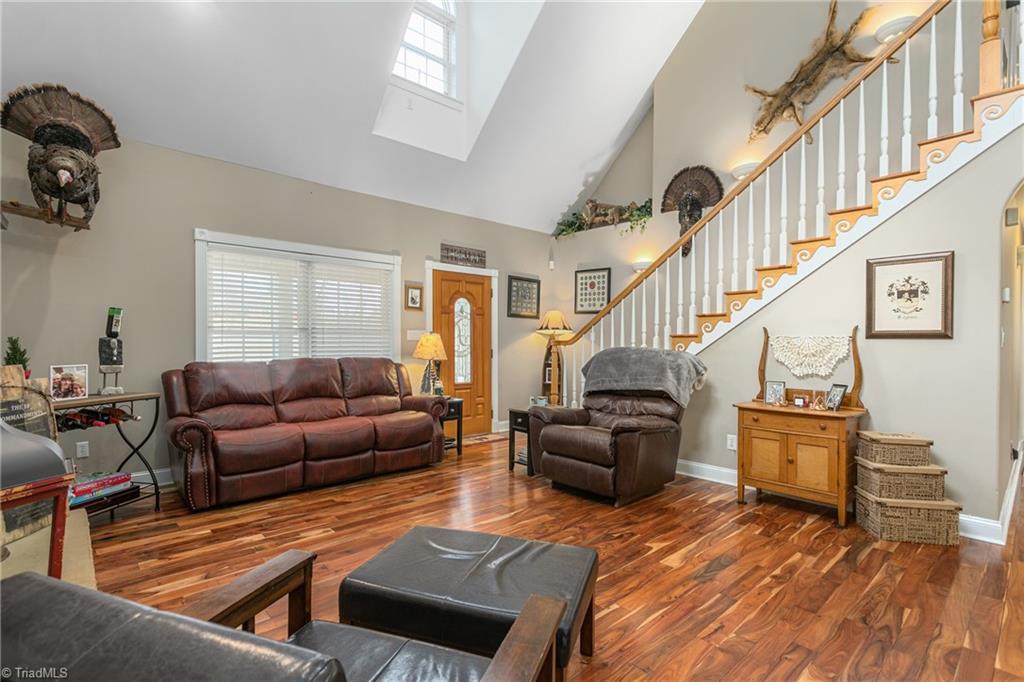 Photo 7 of 43 of 131 Hines Road house