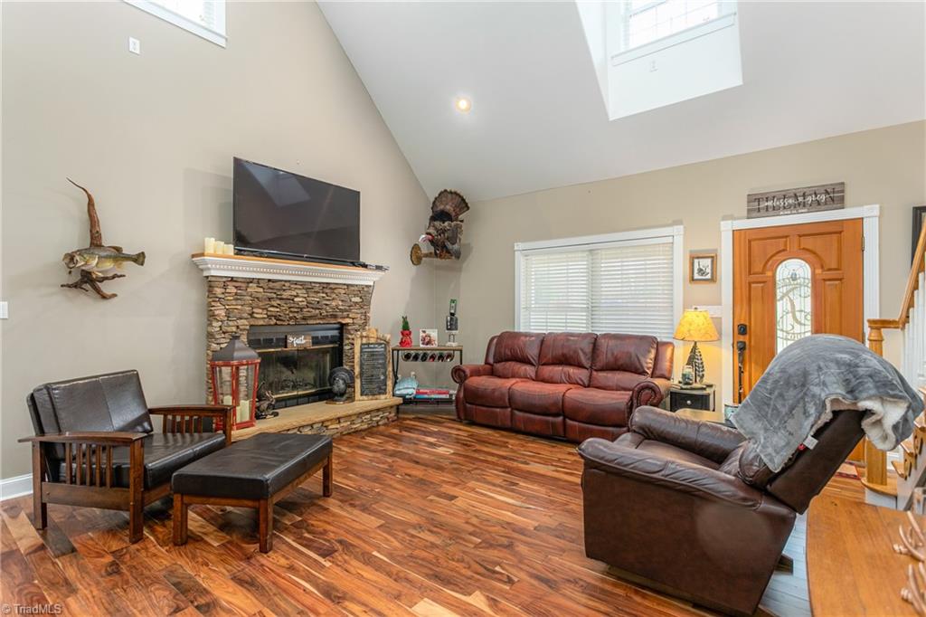 Photo 5 of 43 of 131 Hines Road house