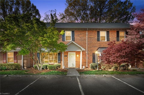Townhouse For Sale - 3118 Burke Mill Court<br/> Winston-Salem, NC 27103
