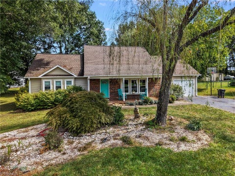 Homes For Sale - 2299 Winterberry Drive<br/> Forsyth County, Winston-Salem, NC 27106