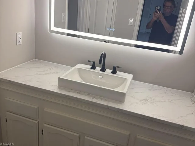 1009 Chockecherry Lane, photo 5 of 10
