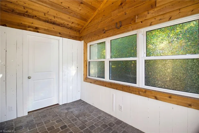 2536 Fernwood Drive, photo 5 of 30