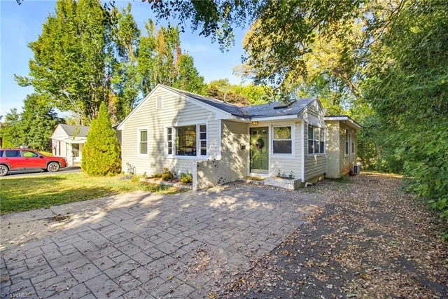 2536 Fernwood Drive, photo 3 of 30