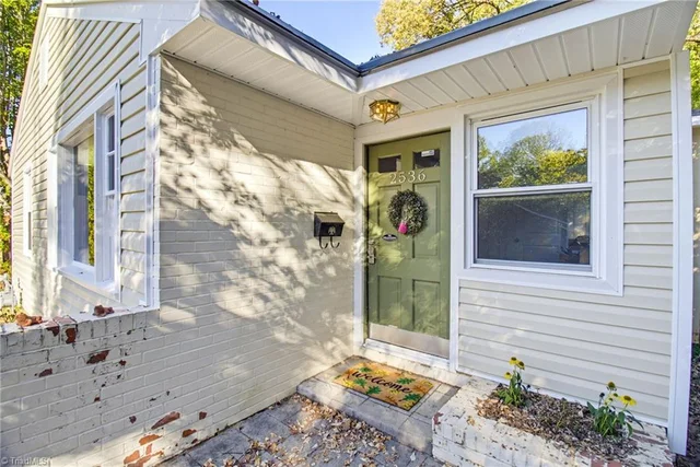 2536 Fernwood Drive, photo 4 of 30
