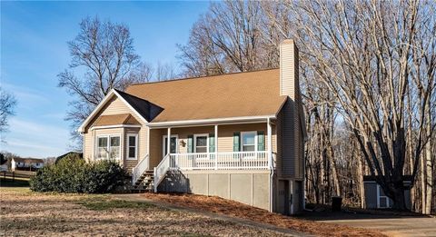 Photo of 1113 Ridgecliff Drive, Rural Hall, NC 27045 (MLS # 1207379)