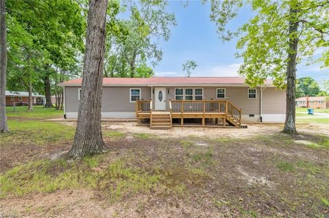 Homes For Sale - 501 Lake Drive<br/> Archdale, NC 27263