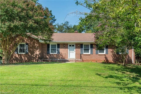 Homes For Sale - 2608 Amesbury Road<br/> Winston-Salem, NC 27103
