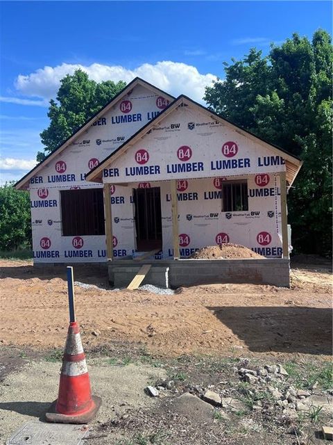 Homes For Sale - 921 Redding Drive<br/> High Point, NC 27260