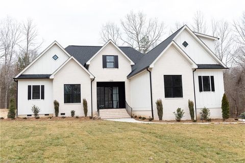 Homes For Sale - 1200 Devlin Court<br/> High Point, NC 27262