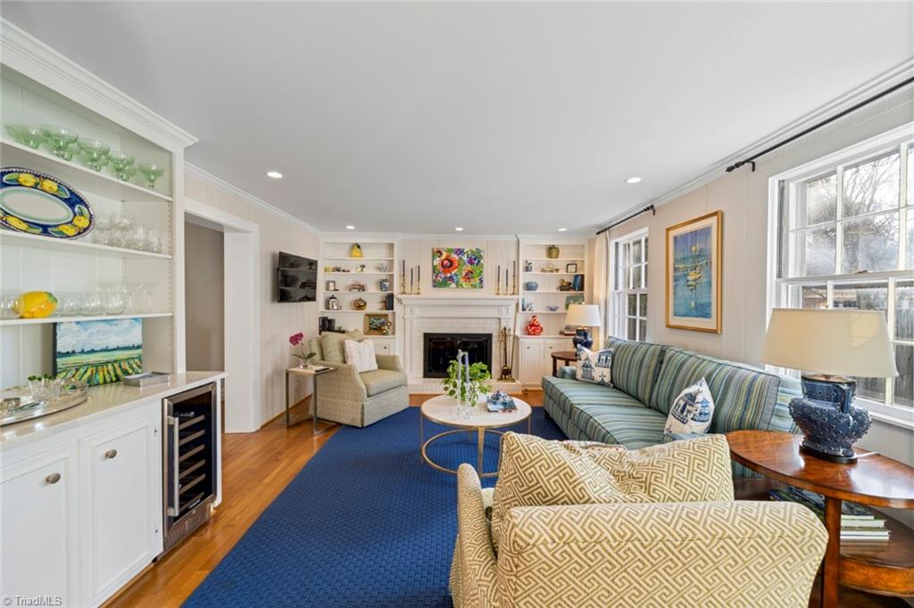 Winston-Salem, North Carolina 27104, United States, 4 Bedrooms Bedrooms, ,4 BathroomsBathrooms,Residential,Pending,9656