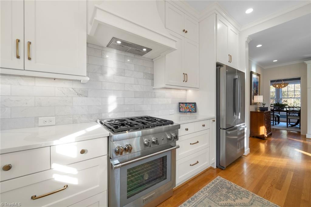 Winston-Salem, North Carolina 27104, United States, 4 Bedrooms Bedrooms, ,4 BathroomsBathrooms,Residential,Pending,9656