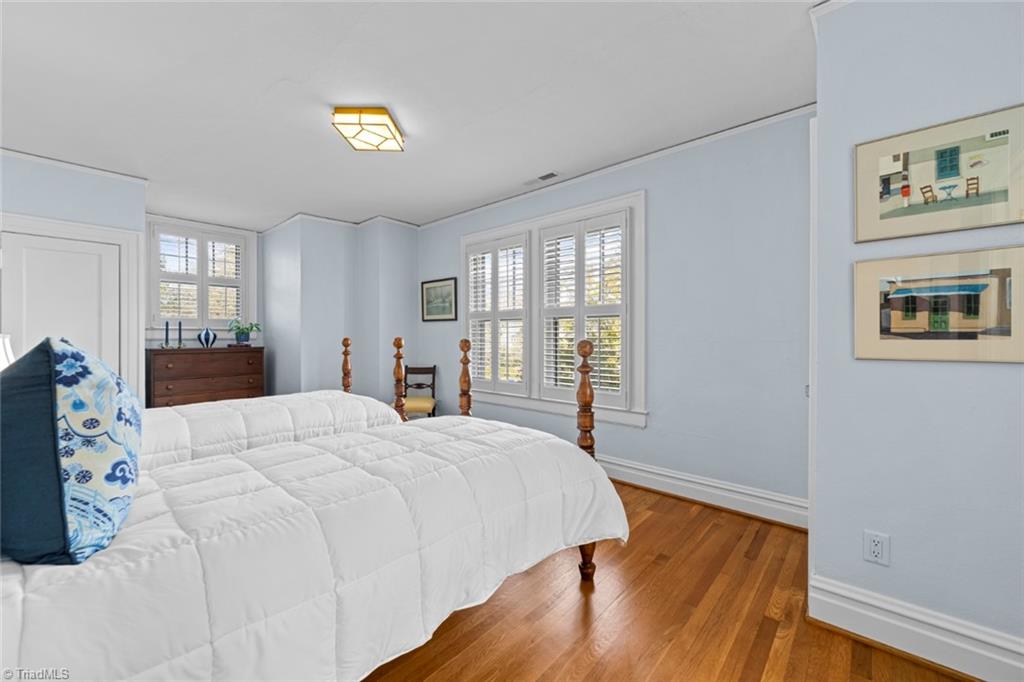 Winston-Salem, North Carolina 27104, United States, 4 Bedrooms Bedrooms, ,4 BathroomsBathrooms,Residential,Pending,9656