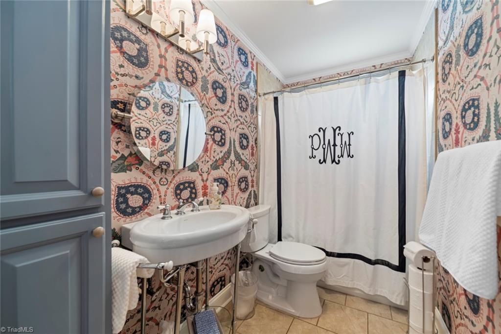 Winston-Salem, North Carolina 27104, United States, 4 Bedrooms Bedrooms, ,4 BathroomsBathrooms,Residential,Pending,9656