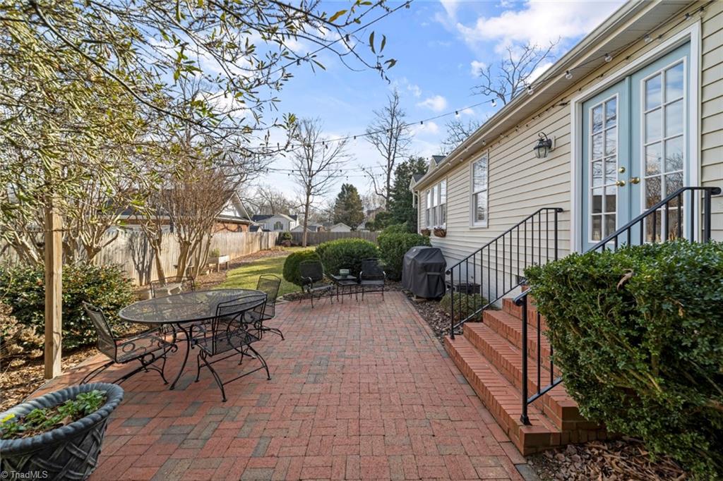 Winston-Salem, North Carolina 27104, United States, 4 Bedrooms Bedrooms, ,4 BathroomsBathrooms,Residential,Pending,9656