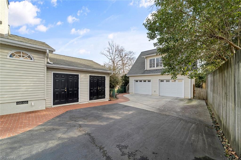 Winston-Salem, North Carolina 27104, United States, 4 Bedrooms Bedrooms, ,4 BathroomsBathrooms,Residential,Pending,9656