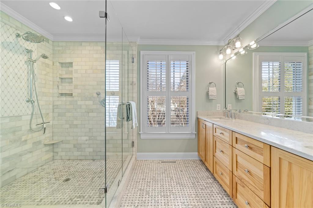 Winston-Salem, North Carolina 27104, United States, 4 Bedrooms Bedrooms, ,4 BathroomsBathrooms,Residential,Pending,9656