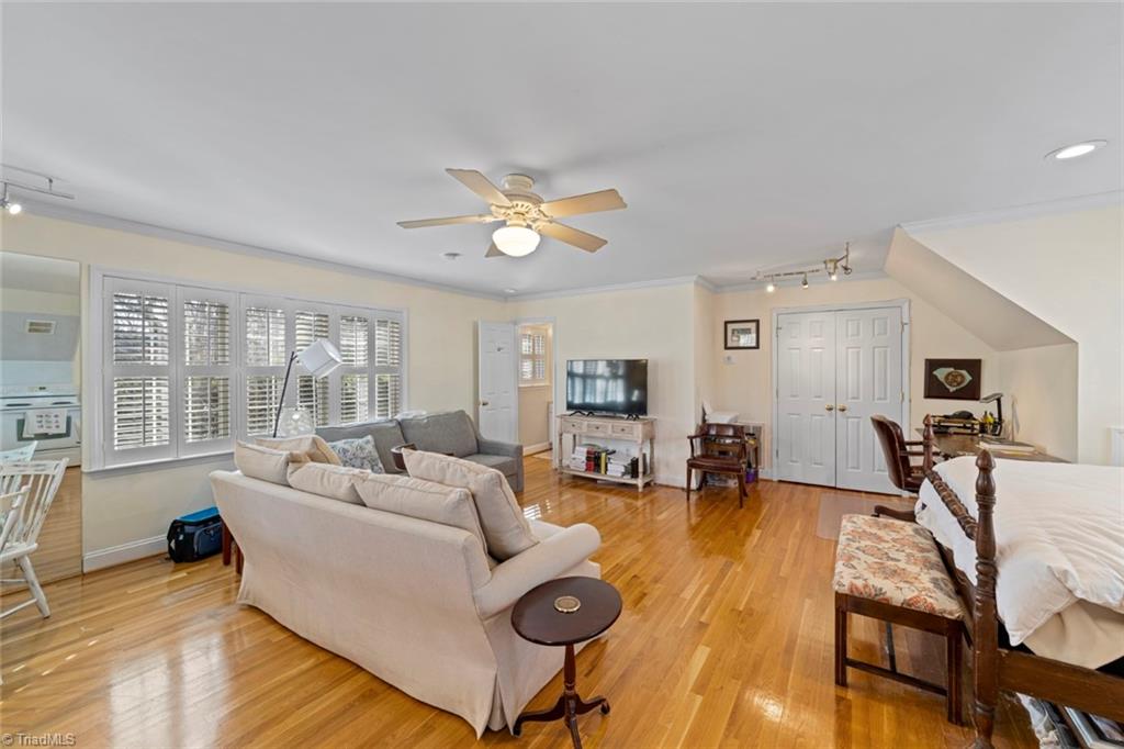 Winston-Salem, North Carolina 27104, United States, 4 Bedrooms Bedrooms, ,4 BathroomsBathrooms,Residential,Pending,9656