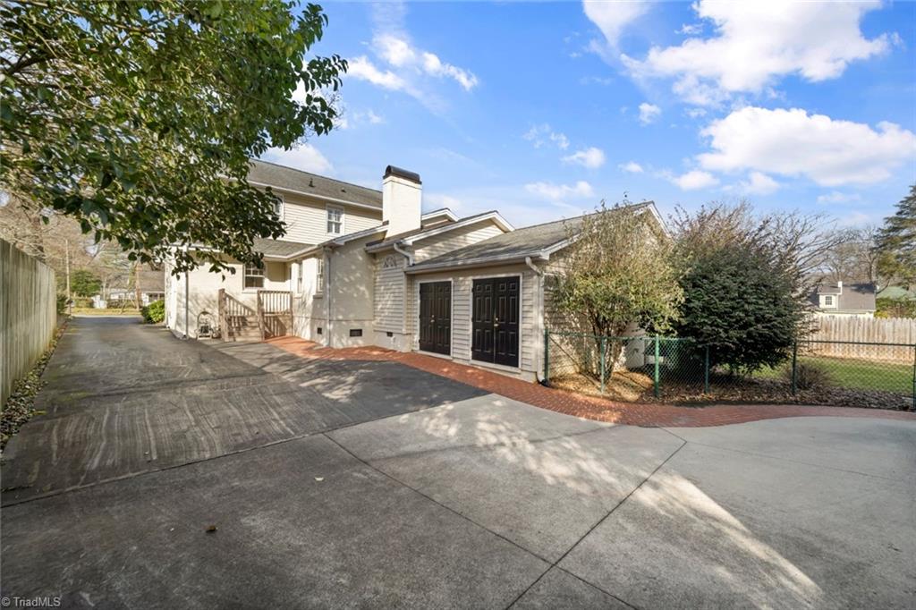 Winston-Salem, North Carolina 27104, United States, 4 Bedrooms Bedrooms, ,4 BathroomsBathrooms,Residential,Pending,9656