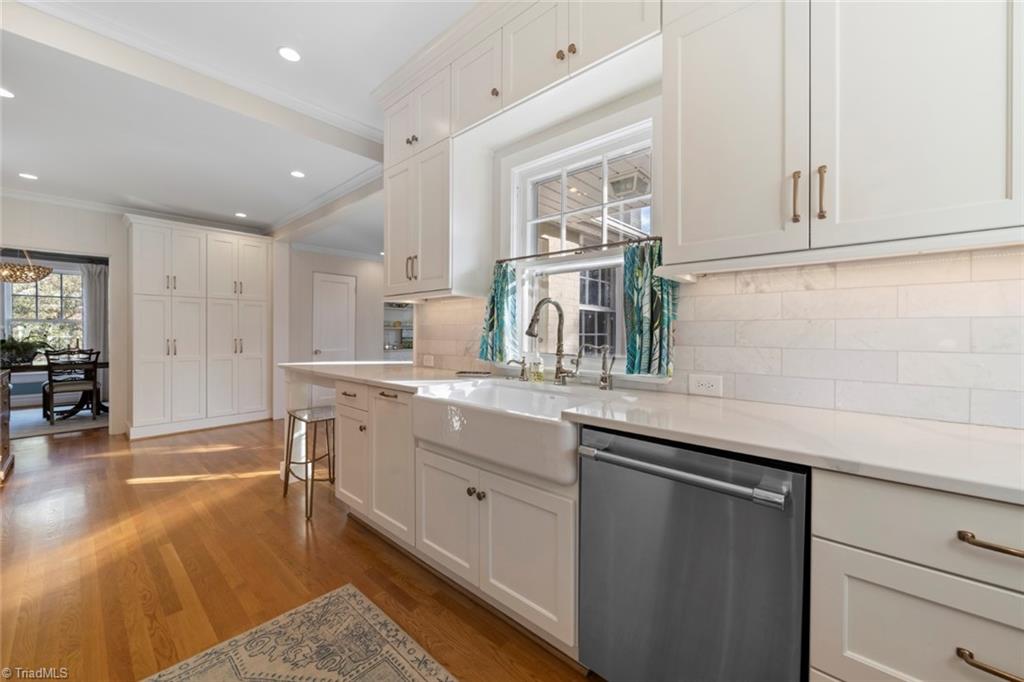 Winston-Salem, North Carolina 27104, United States, 4 Bedrooms Bedrooms, ,4 BathroomsBathrooms,Residential,Pending,9656