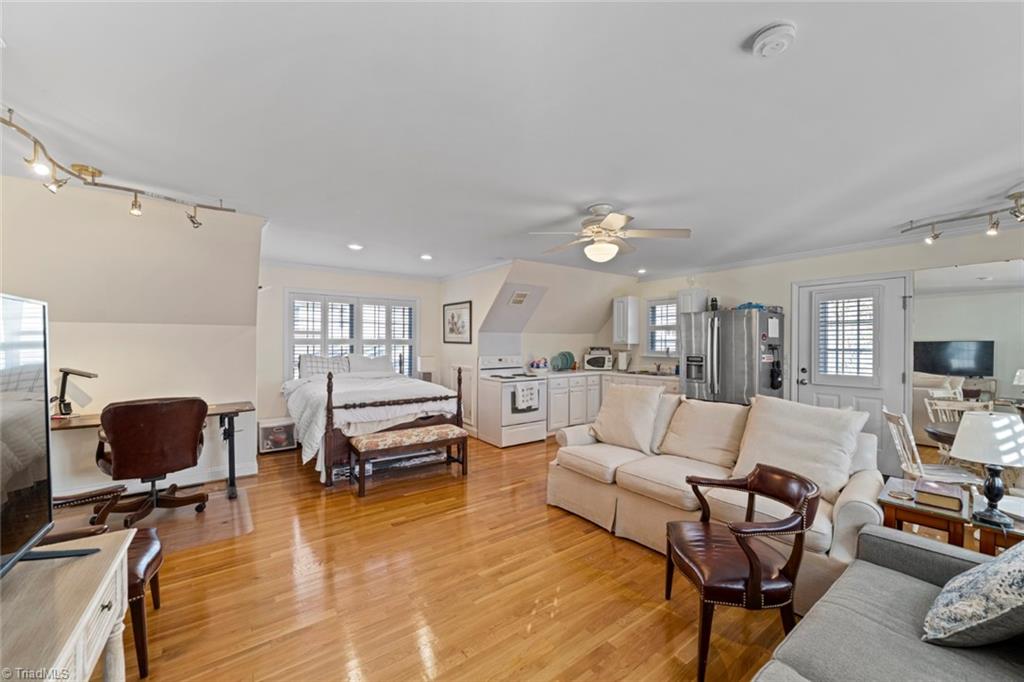 Winston-Salem, North Carolina 27104, United States, 4 Bedrooms Bedrooms, ,4 BathroomsBathrooms,Residential,Pending,9656