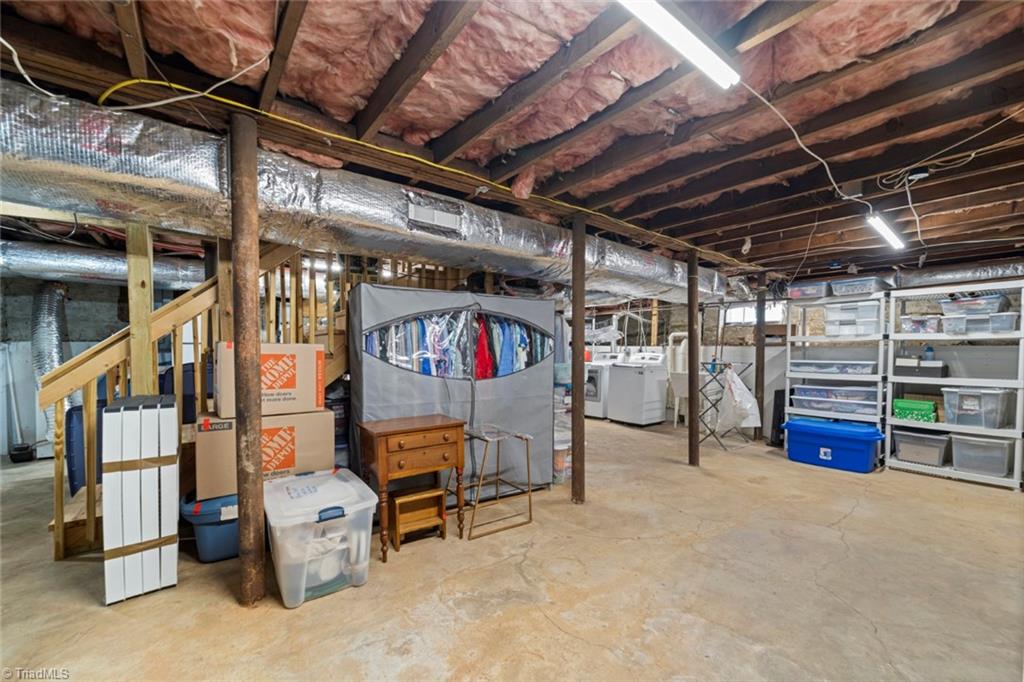 Winston-Salem, North Carolina 27104, United States, 4 Bedrooms Bedrooms, ,4 BathroomsBathrooms,Residential,Pending,9656