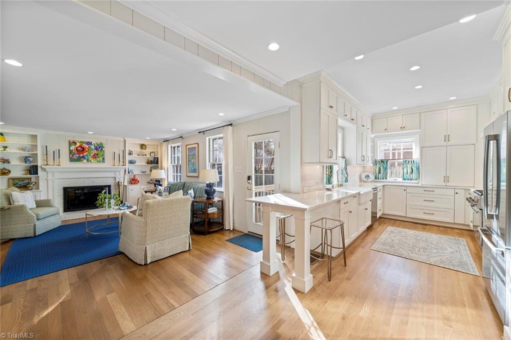 Winston-Salem, North Carolina 27104, United States, 4 Bedrooms Bedrooms, ,4 BathroomsBathrooms,Residential,Pending,9656