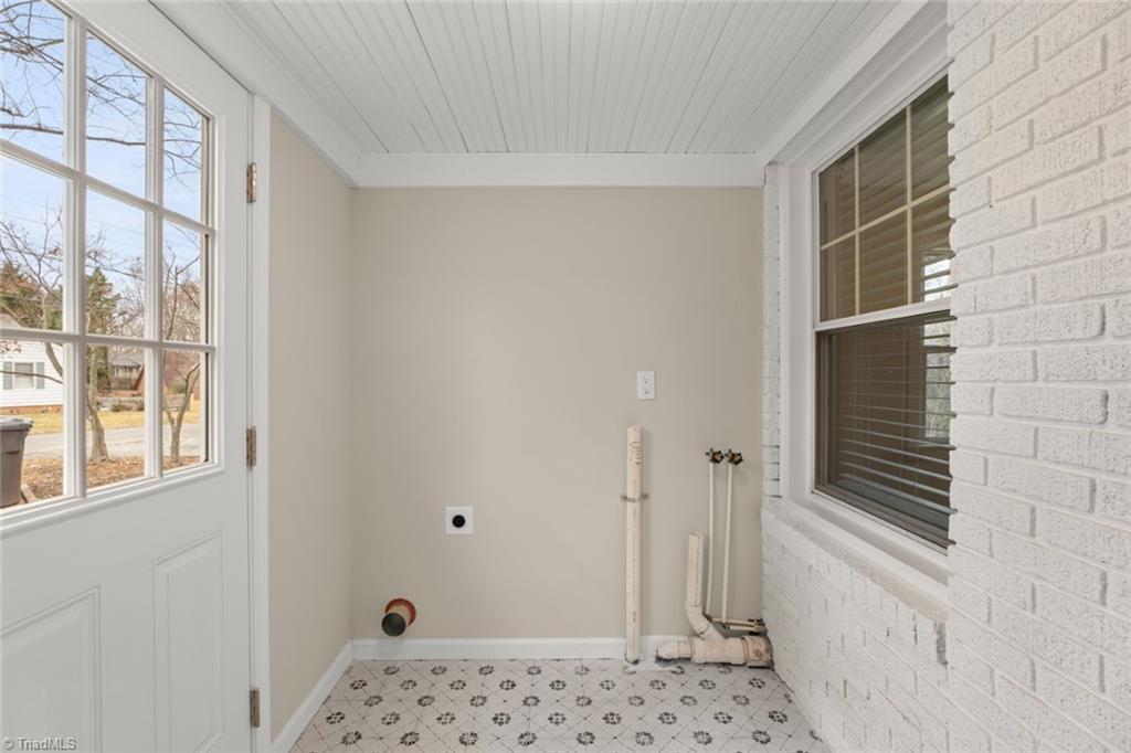 Winston-Salem, North Carolina 27106, United States, 3 Bedrooms Bedrooms, ,2 BathroomsBathrooms,Residential,Pending,7721