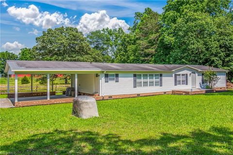 Manufactured Home in Yadkinville NC 3648 Courtney Church Road.jpg